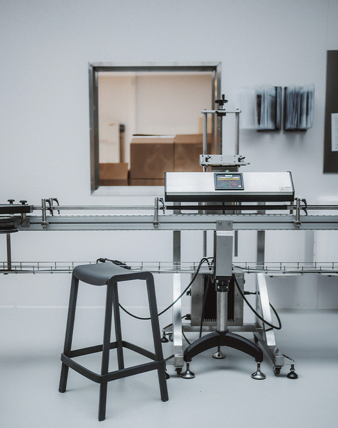 Labor mit Prüfgeräten und schwarzem Hocker