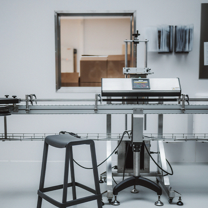 Labor mit Prüfgeräten und schwarzem Hocker