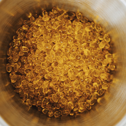 Viele Omega 3 Kapseln in einem Behälter aus Metall