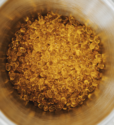 Viele Omega 3 Kapseln in einem Behälter aus Metall