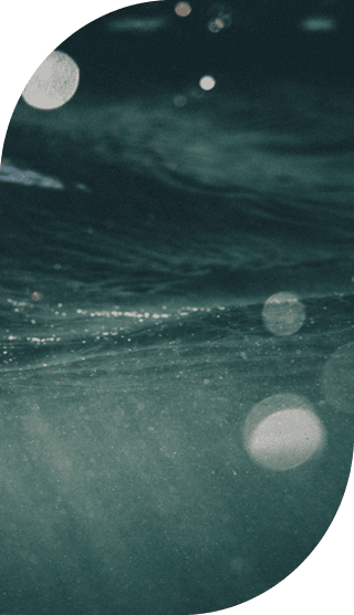 Licht reflektiert unter Wasser