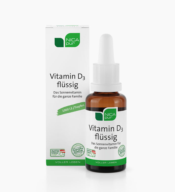 Vitamin D3 flüssig in der Flasche neben der weißen Kartonverpackung