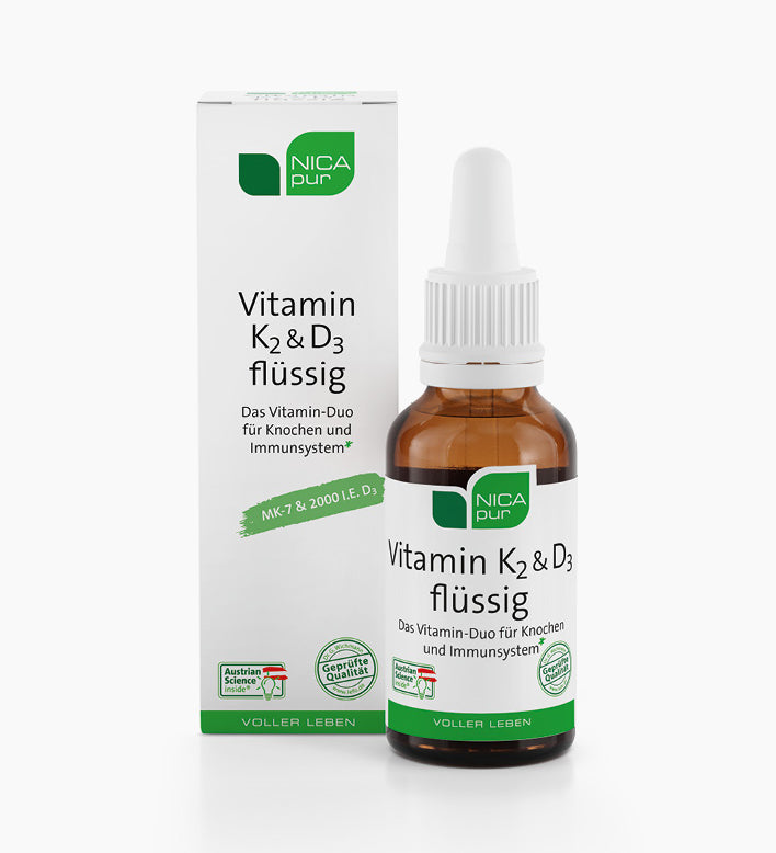 Flasche Vitamin K2 und D3 flüssig neben der weißen Verpackung